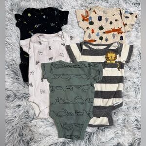 #D-1 premie Newborn 5pc bundle - Gerber Baby Bodysuits in Green, Gray, and Cream